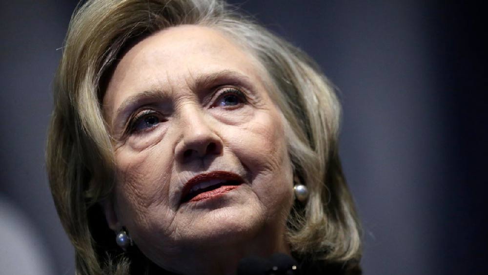 হিলারি ক্লিন্টন: ২০১৪ সালের ১০ এপ্রিল লাস ভেগাসে বক্তব্য রাখছিলেন প্রাক্তন ইউএস সেক্রেটারি হিলারি ক্লিন্টন। তাঁর দিকে উড়ে আসে একটি জুতো। এতটাই আচমকা যে, বক্তৃতা থামিয়ে বিল ক্লিন্টন-পত্নী জিজ্ঞেস করেন, ‘‘কী ছিল এটা? বাদুড়!’’ জুতো ছোড়ার অবশ্য কোনও কারণ বলেননি অভিযুক্ত অ্যালিসন আর্নস্ট।