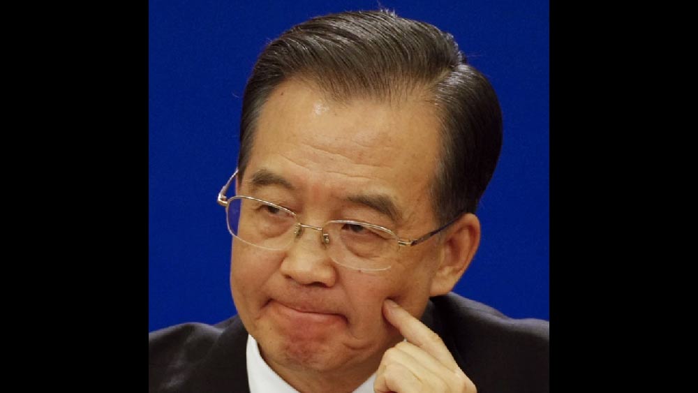 ওয়েন জিয়াবাও: ২০০৯ সালের ফেব্রুয়ারিতে কেমব্রিজ বিশ্ববিদ্যালয়ে বক্তব্য রাখছিলেন চিনের তৎকালীন প্রেসিডেন্ট ওয়েন জিয়াবাও। তাঁকে লক্ষ্য করে বাঁ পায়ের জুতো ছোড়েন ওই বিশ্ববিদ্যালয়েরই ছাত্র মার্টিন জাহ‌্নকে। চিৎকার করে বলেন, ‘‘এই একনায়ককে কী ভাবে এখানে বক্তব্য রাখার জন্য আমন্ত্রণ জানানো হল? এ সব মিথ্যে আপনারা শুনছেন কী ভাবে? যদিও জিয়াবাও যে মঞ্চে দাঁড়িয়েছিলেন, তার ধারেকাছেও আসেনি মার্টিনের জুতো। 