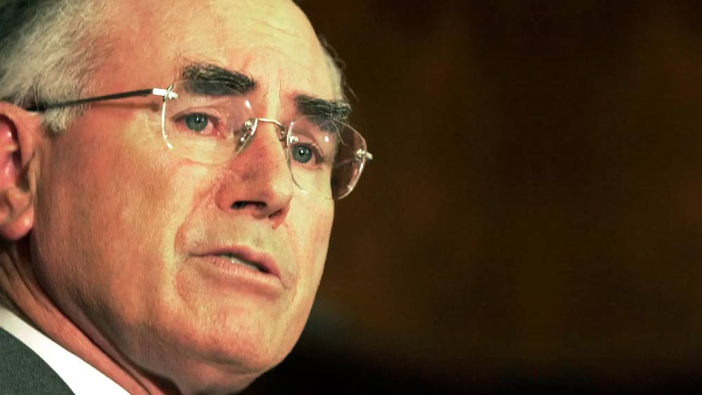 অস্ট্রেলিয়ার প্রেসিডেন্ট জন হাওয়ার্ড: ২০১০ সালে অস্ট্রেলিয়ার একটি টকশোয়ে বক্তব্য রাখছিলেন জন হাওয়ার্ড। তাঁকে লক্ষ্য করে জুতো ছোড়েন জনৈক পিটার গ্রে। ইরাকের যুদ্ধের বিরুদ্ধে প্রতিবাদ করছিলেন তিনি। ইরাকে আমেরিকার আগ্রাসনকে সমর্থনের জন্য হাওয়ার্ডের দিকে জুতো ছোড়েন পিটার। 