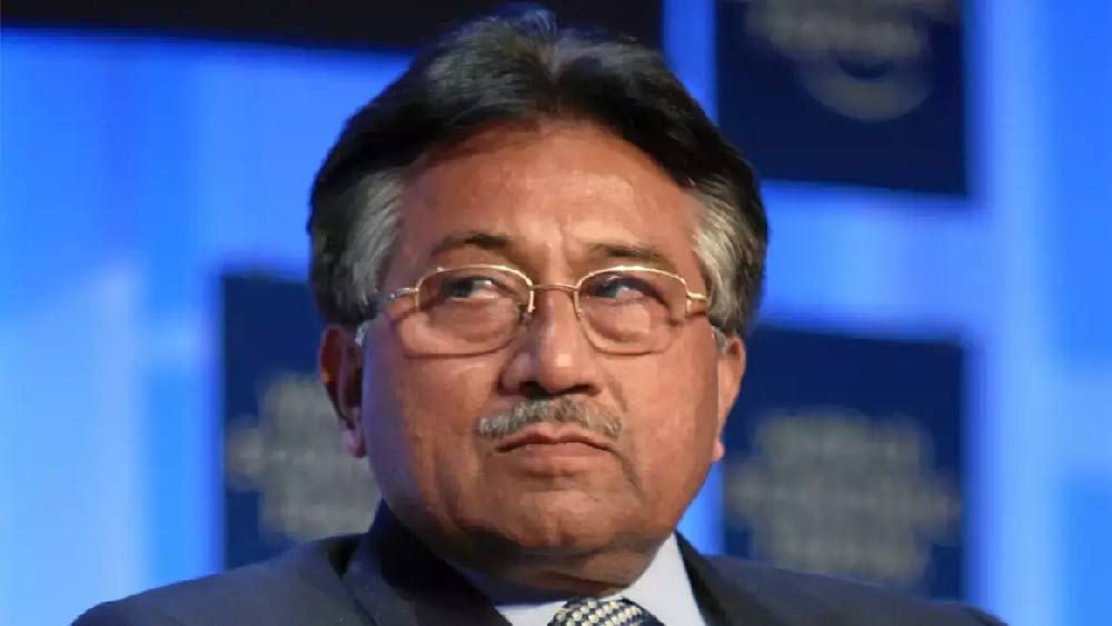 পারভেজ মুশারফ: চার বছর স্বেচ্ছা নির্বাসনে থাকার পর ২০১৩ সালে পাকিস্তানে ফিরেছিলেন সে দেশের প্রাক্তন প্রেসিডেন্ট পারভেজ মুশারফ। রাজনৈতিক অধিকার বুঝে নেওয়ার জন্য ২৯ মার্চ করাচির আদালতে যাচ্ছিলেন তিনি। সে সময় মুশারফের বিরুদ্ধে বিক্ষোভ দেখাচ্ছিলেন ২০ জন আইনজীবী। তাঁদের মধ্যেই এক জন আইনজীবী মুশারফকে লক্ষ্য করে জুতো ছোড়েন। বলেন, ‘‘উনি এক জন একনায়ক। ওঁর ফাঁসি হওয়া উচিত।’’