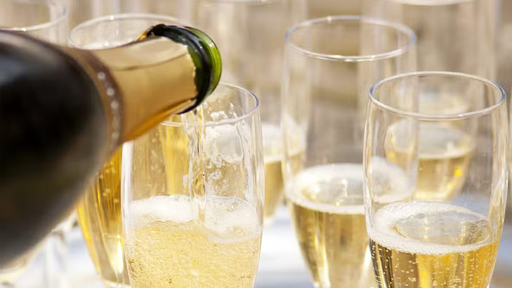 আমেরিকার জনপ্রিয় পানীয়গুলির মধ্যে অন্যতম হল শ্যাম্পেন। আমেরিকার বাসিন্দারা যে কোনও আনন্দ শ্যাম্পেনের বোতল খুলে উদ্‌যাপন করতে পছন্দ করেন। বিশেষজ্ঞদের মতে, শ্যাম্পেন বিক্রি দেখেও বোঝা যায় যে, আমেরিকায় মন্দা আসতে পারে কি না।