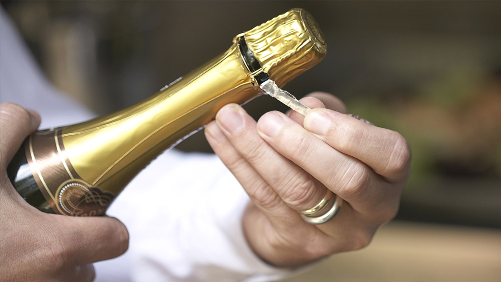 ১৯৮০-এর দশকের মাঝামাঝি আমেরিকার ওয়াল স্ট্রিট জুড়ে শ্যাম্পেনের বিক্রি বেড়ে গিয়েছিল। ১৯৮৭ সালে সারা বছর ধরে ১ কোটি ৫৮ লক্ষ বোতল শ্যাম্পেন বিক্রি হয়েছিল। এর পরই ১৯৯২ সালে অর্থনৈতিক সঙ্কটের মুখে শ্যাম্পেনের বিক্রি বেশ খানিকটা কমে যায়। এই একই জিনিস বার বার ঘটেছে।