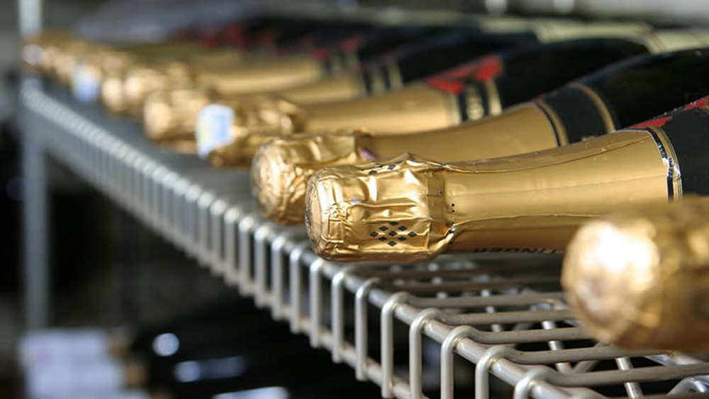 ২০০৬ সালেও শ্যাম্পেনের বোতলের বিক্রি অনেক বেড়ে যায়। তবে ২০০৯ সালে বোতলের বিক্রি প্রায় এক কোটি কমে যায়। শ্যাম্পেনের বোতল বিক্রি কমে যায় ২০১২ সালের অর্থনৈতিক মন্দার সময়েও।