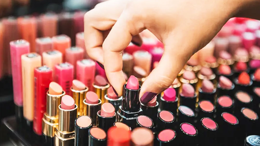 ২০০০ সালে আমেরিকার অর্থনৈতিক মন্দার সময় প্রসাধন সংস্থা এস্টি লওডার প্রথম ‘দ্য লিপস্টিক এফেক্ট’ শব্দটি ব্যবহার করে। বিশেষজ্ঞদের মতে, এই আর্থিক সঙ্কটের মুখে পড়ে সে দেশের মহিলাদের মধ্যে লিপস্টিক কেনার প্রবণতা বেড়ে গিয়েছিল।