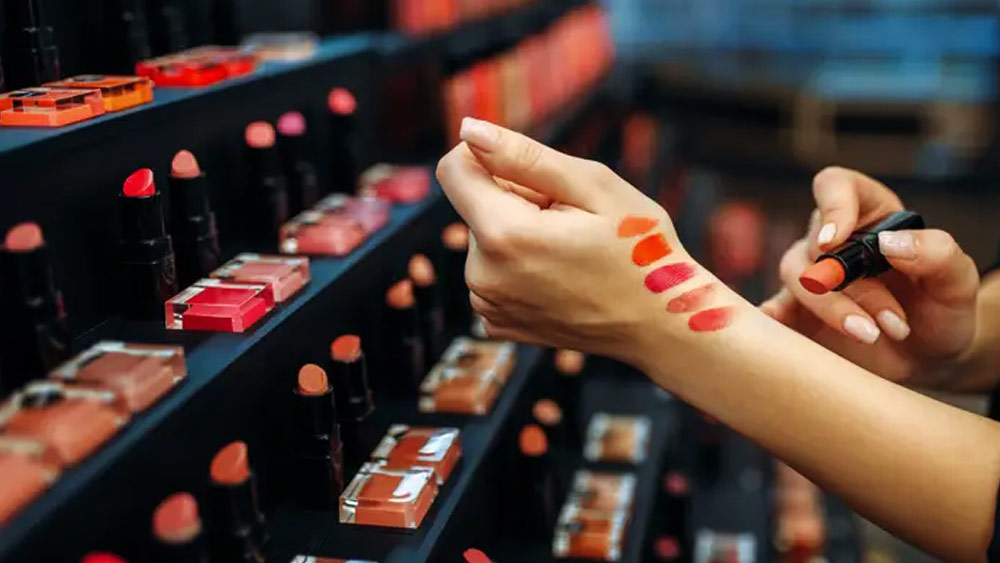 বিশেষজ্ঞদের মতে, অর্থনৈতিক মন্দার মুখে আমেরিকার মহিলারা দামি দামি প্রসাধন সামগ্রী কেনা বন্ধ করে দিলেও লিপস্টিক কেনার পরিমাণ বাড়িয়ে দেন। যদিও ২০০৮ সালের মন্দার সময়ে এই যুক্তির সত্যতা নিয়ে প্রশ্ন ওঠে। দেখা যায়, এই মন্দার সময়ে লিপস্টিকের বিক্রি তিন শতাংশ অবধি কমে গিয়েছিল।