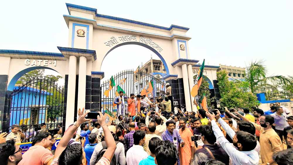 প্রতিবাদে: শিক্ষাক্ষেত্রে দুর্নীতির অভিযোগে কাজী নজরুল বিশ্ববিদ্যালয়ে বিজেপির বিক্ষোভ। মঙ্গলবার। 