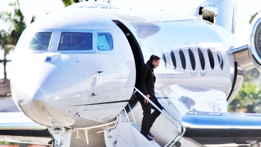 টেসলা কর্তা ইলন মাস্কের ব্যক্তিগত জীবন নিয়ে যখন সারা বিশ্ব নানা রকম আলোচনা ও বিতর্কে ব্যস্ত, তখনই আরও এক চমক নিয়ে হাজির হলেন তিনি।