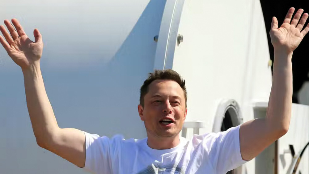 ‘গিগাফ্যাক্টরি টেক্সাস’ সংস্থা দ্বারা আয়োজিত এক অনুষ্ঠানে উপস্থিত সকল অতিথিকে জানালেন, তিনি একটি বিমানবন্দর তৈরি করতে চলেছেন। 