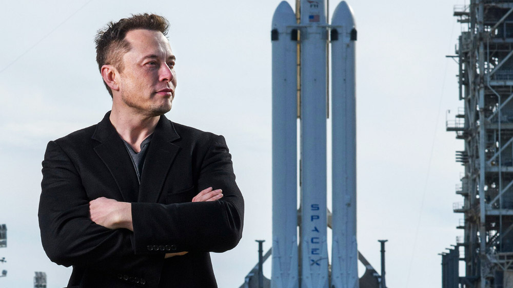 ফলে যাতায়াতে অসুবিধা হয়। তিনি সাধারণত, ‘২০১৫ গাল্ফস্ট্রিম জি৬৫০’-এ যাতায়াত করতেন। নিজের জন্য একটি প্রাইভেট জেটও কিনেছেন যা পরের বছর হাতে পাবেন টেসলার মালিক।