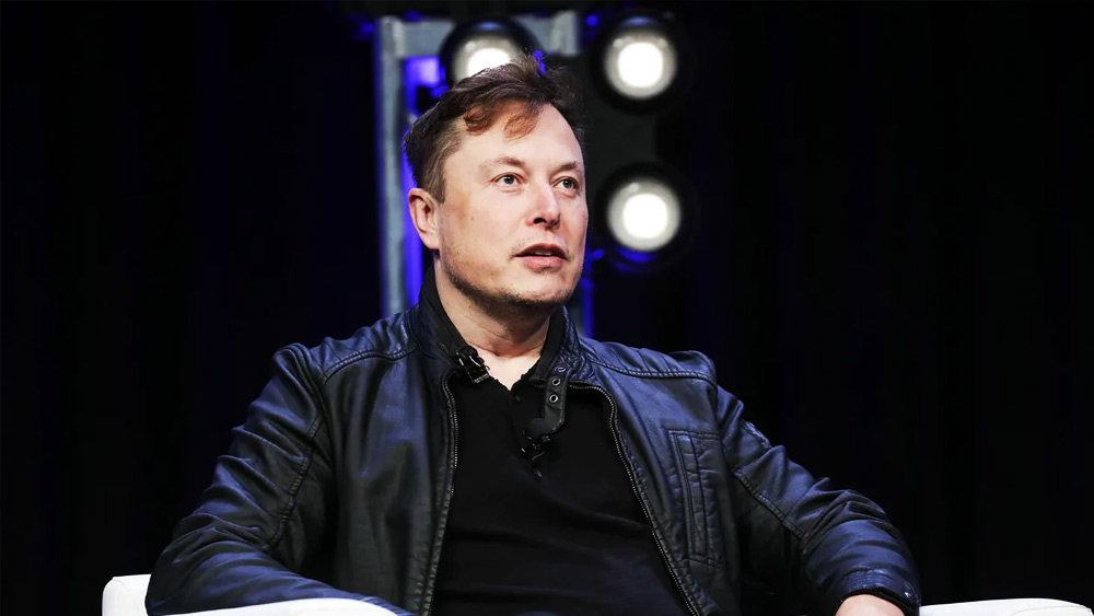 টেসলার গিগা টেক্সাস সহযোগী সংস্থার প্রধান দফতর রয়েছে অস্টিনে। ট্রাভিস কাউন্টির দক্ষিণ-পূর্বে কলোরাডো নদীর কাছে প্রায় ২,৫০০ একর জায়গার উপর এই দফতর তৈরি করেছিলেন ইলন। এই দফতরই বর্তমানে টেসলার প্রধান দফতর।