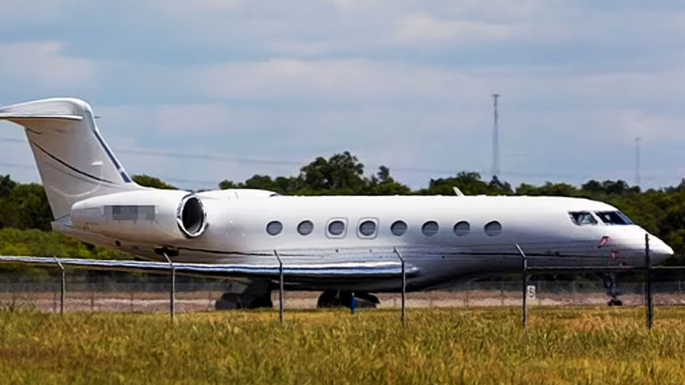 গিগা টেক্সাসের দফতরের নিকটবর্তী বিমানবন্দরটি (অস্টিন বাগস্ট্রম আন্তর্জাতিক বিমানবন্দর) দফতর থেকে আট কিলোমিটার দূরে। দুই দফতর থেকে বিমানবন্দর এত দূরে থাকার কারণে শুধু তাঁর নিজের নয়, বাকিদেরও অসুবিধা হয় বলে ইলনের অভিযোগ।