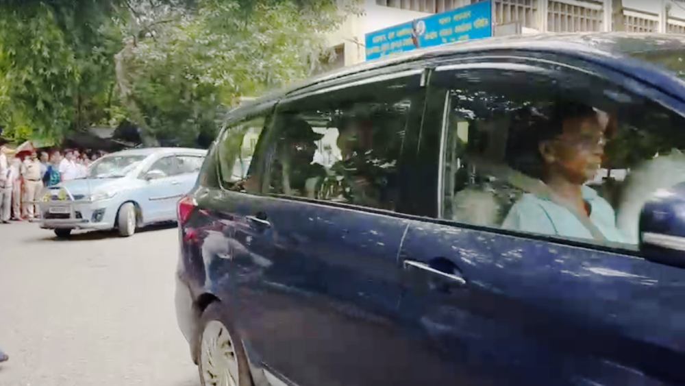 সিজিও কমপ্লেক্স থেকে পার্থ এবং অর্পিতাকে নিয়ে বেরলেন ইডির গোয়েন্দারা।