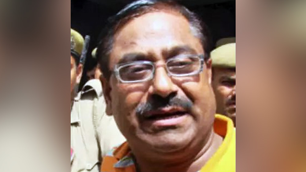 দেবেন্দ্র শর্মা ওরফে দেবিন্দর, যে ‘ডক্টর ডেথ’ (মৃত্যুর চিকিৎসক) নামে বেশি পরিচিত। পেশায় চিকিৎসক হলেও রোগীদের প্রাণ বাঁচানোর বদলে একের পর এক খুন করেছে সে।