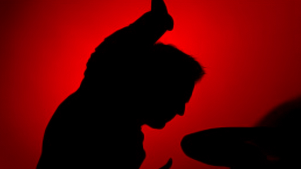 প্যারোল থেকে ছাড়া পাওয়ার ছ’মাস পর হদিস মেলে দেবেন্দ্রর। পুলিশের দাবি, সে জয়পুর থেকে সোজা দিল্লিতে যায়। বাপরোলা এলাকায় এক বিধবা মহিলাকে বিয়ে করে সে। তার পর জমি বিক্রির ব্যবসা শুরু করে দেবেন্দ্র।