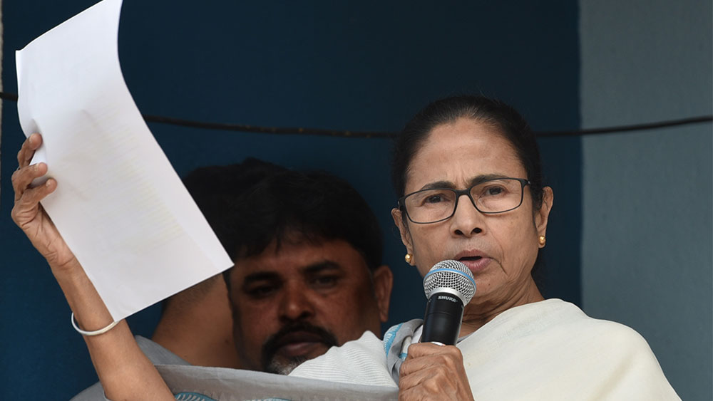 সোমবার দুপুরে নবান্নে মন্ত্রিসভার বৈঠকের পর মুখ্যমন্ত্রী মমতা বন্দ্যোপাধ্যায় জানিয়েছিলেন, বুধবার মন্ত্রিসভায় রদবদল হবে। সেই রদবদলই হল বুধ-বিকেলে। রাজ্যের অপসারিত মন্ত্রী পার্থ চট্টোপাধ্যায় সংক্রান্ত কেলেঙ্কারি প্রকাশ্যে আসার পর থেকেই মমতা চাইছিলেন, ‘স্বচ্ছ ভাবমূর্তি’র লোকজনকে সরকার পরিচালনায় নিয়ে আসতে। তবে মুখ্যমন্ত্রী বলেছিলেন, ‘‘সুব্রত মুখোপাধ্যায় এবং সাধন পান্ডে মারা গিয়েছেন। পার্থ চট্টোপাধ্যায় জেলে। তাঁদের দফতরগুলো প্রায় খালি পড়ে রয়েছে। আমার পক্ষে এতগুলো দফতর দেখা সম্ভব নয়। তাই আমরা মন্ত্রিসভায় একটা ছোট রদবদল করছি।’’ এই রদবদলে নতুন মন্ত্রী হলেন অনেকে। মন্ত্রিত্ব হারালেনও কয়েকজন। কারা তাঁরা?