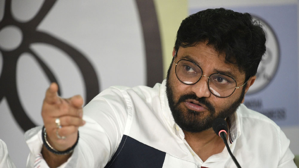 বাবুল সুপ্রিয়: মন্ত্রিসভায় বাবুলের জায়গা পাওয়া প্রত্যাশিতই ছিল। রাজ্য মন্ত্রিসভায় পূর্ণমন্ত্রী হলেন তিনি। ২০১৪ সালে আচমকাই উল্কার মতো রাজ্য রাজনীতির রঙ্গমঞ্চে প্রবেশ করেন বাবুল। বাবা রামদেবের সুপারিশে আসানসোল কেন্দ্রে বিজেপির টিকিট পান তিনি। প্রথম বারেই তৃণমূলের প্রার্থী দোলা সেনকে পরাজিত করে সাংসদ হন। পরিচিত ছিলেন প্রধানমন্ত্রী নরেন্দ্র মোদীর স্নেহধন্য হিসাবে। প্রথম বার জিতেই কেন্দ্রে মন্ত্রী হন। তবে প্রতিমন্ত্রী। ২০১৯-এর লোকসভা নির্বাচনে তৃণমূলের প্রার্থী মুনমুন সেনকে হারিয়ে দ্বিতীয় বার আসানসোলের সাংসদ হন বাবুল। দ্বিতীয় বারও কেন্দ্রে মন্ত্রী হন। প্রতিমন্ত্রী।