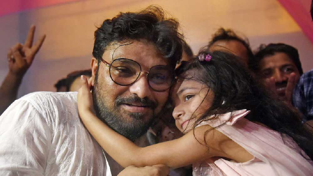 বাবুলের ‘মোহভঙ্গ’ হয় ২০২১-এ। ২০২১ সালের বিধানসভা নির্বাচনে বাবুল টালিগঞ্জে দাঁড়িয়ে হেরে যান অরূপ বিশ্বাসের কাছে। কিছুদিনের মধ্যেই কেন্দ্রীয় মন্ত্রীর পদ থেকে সরানো হয় বাবুলকে। ঘটনাচক্রে, আসানসোল লোকসভার অন্তর্গত সাতটি বিধানসভার মধ্যে মাত্র দু’টিতে জয় পায় বিজেপি। দলের একাংশ সে কারণে বাবুলকে ‘দায়ী’ করেছিলেন। তবে বাবুল-ঘনিষ্ঠদের বক্তব্য, তিনি টালিগঞ্জে নিজের নির্বাচন নিয়ে ব্যস্ত ছিলেন। কেন্দ্রীয় মন্ত্রীর পদ থেকে সরানোর পর প্রকাশ্যেই বিজেপির বিরুদ্ধে ক্ষোভ প্রকাশ করে রাজনীতি ছাড়ার কথা জানান বাবুল। তবে গত বছর ১৮ সেপ্টেম্বর সবাইকে কার্যত চমকে দিয়ে তৃণমূলের সর্বভারতীয় সাধারণ সম্পাদক  অভিষেক বন্দ্যোপাধ্যায়ের হাত ধরে তৃণমূলে যোগ দেন বাবুল। পরে বালিগঞ্জের বিধায়ক তথা মন্ত্রী সু্ব্রত মুখোপাধ্যায়ের মৃত্যুতে সেখানে উপনির্বাচন হলে তৃণমূলের প্রার্থী করা হয় বাবুলকে। ২০ হাজারেরও বেশি ভোটে জিতে বিধায়ক হন বাবুল।