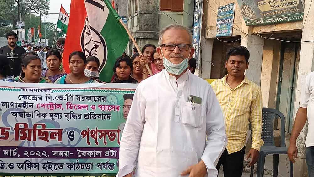 বিপ্লব রায়চৌধুরী:  আদি তৃণমূলের ‘অন্যতম যোদ্ধা’ হিসাবে পরিচিত বিপ্লব রায়চৌধুরী তাঁর পরিচ্ছন্ন ভাবমূর্তির জন্য দলের অন্দরে খ্যাত। ষাটের দশকের শেষে মেদিনীপুর জেলা থেকে বিপ্লবের রাজনৈতিক জীবনের সূচনা। ১৯৬৮-’৬৯ নাগাদ প্রিয়রঞ্জন দাশমুন্সির হাত ধরে ছাত্র পরিষদের সদস্য হন এই বর্ষীয়ান নেতা। বহুবার বিধানসভা নির্বাচনে প্রার্থী হয়েও তিনি অনেকদিন পর্যন্ত জয়ের মুখ দেখেননি।