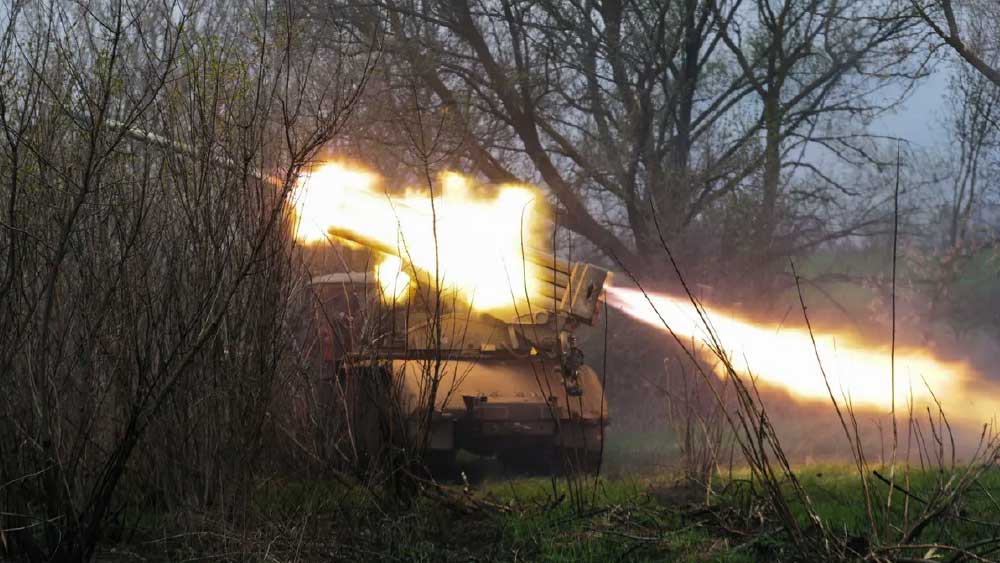 রাশিয়া-ইউক্রেন যুদ্ধের আগুন এখনও নেভেনি। চলতি বছরের ফেব্রুয়ারির শেষ লগ্নে ইউক্রেনে অভিযান শুরু করেছিল রুশ সেনা। তা এখনও চলছে। কখনও হয়তো তার গতি বাড়ছে। কখনও সেই অভিযান চলছে ঢিমেতালে। এই ঘটনাকে ঘিরে দ্বিধাবিভক্ত গোটা দুনিয়া।