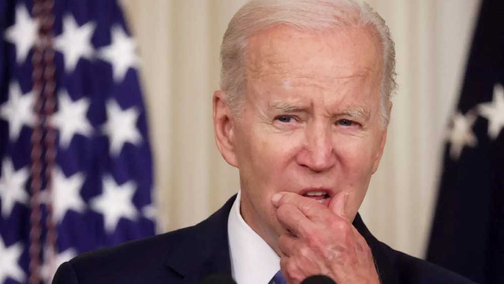 তাইওয়ান নিয়ে আমেরিকা এবং চিনের স্নায়ুযুদ্ধের ইতিহাস বহু পুরনো। কিন্তু তাতে নতুন রঙের পোচ দিয়েছে গত মে মাসে টোকিয়োয় ‘কোয়াড’ বৈঠকে বাইডেনের করা মন্তব্য। সেখানে বাইডেন সাংবাদিকদের প্রশ্নের উত্তরে বলেন, ‘‘আমেরিকা তাইওয়ানের পক্ষ নেবে।’’ আমেরিকার প্রেসিডেন্টকে পাল্টা প্রশ্ন করা হয়, ইউক্রেনে আমেরিকা সেনা পাঠায়নি। কিন্তু তাইওয়ানে কি আমেরিকা তা পাঠাবে? বাইডেন উত্তর দেন, ‘‘হ্যাঁ। প্রয়োজনে আমরা তা-ও করব। চিনের সে কথা মাথায় রাখা উচিত।” বস্তুত তাইওয়ান নিয়ে নিজেদের অবস্থানের কথা এতটা খোলাখুলি আগে কখনও বলেনি আমেরিকা।