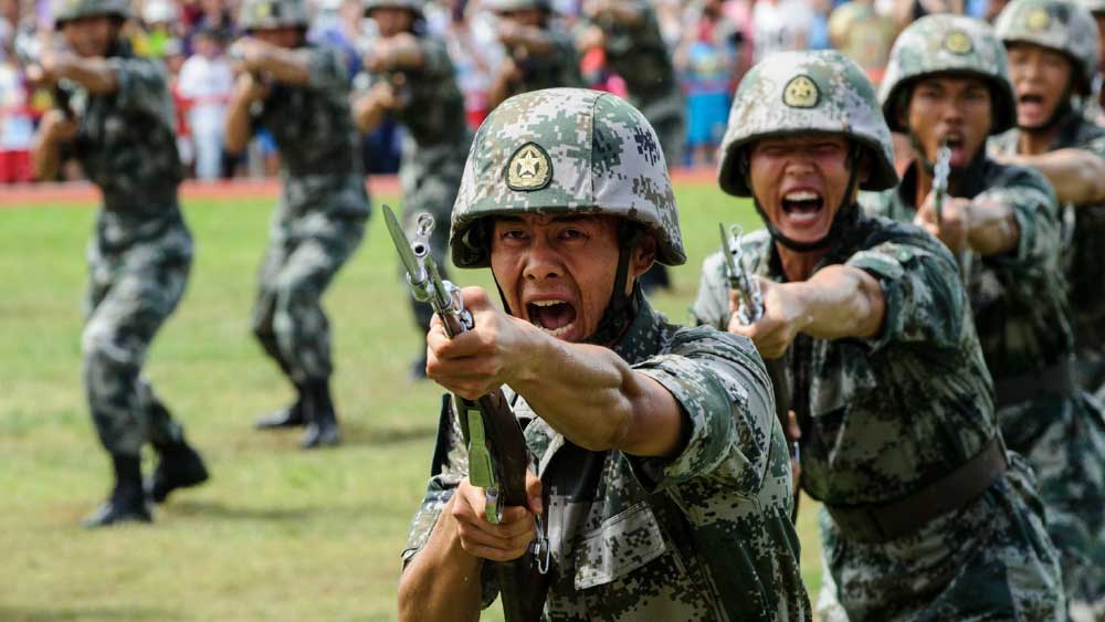 তাইওয়ানকে কেন্দ্র করে চিন এবং আমেরিকার মধ্যে সঙ্ঘাতের আবহ তৈরি হয়েছে। এক নজরে দেখে নেওয়া যাক, চিনের চমকপ্রদ অস্ত্রের ভান্ডারে কী কী রয়েছে। সামরিক খাতে খরচের হিসাবে চিন আমেরিকার থেকে অনেকটা পিছিয়ে। কিন্তু কূটনীতিবিদদের একাংশের মত, ড্রাগনের দেশের অনেক খবরই চিনের পাঁচিল পেরোতে পারে না। ফলে খাতায়কলমে চিনের সামরিক খরচ কম মনে হলেও তা হয়তো হিমশৈলের চূড়ামাত্র।
