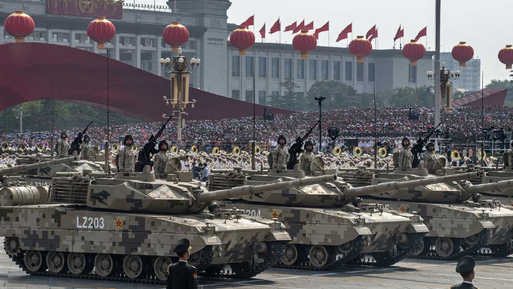 শক্তিশালী পদাতিক সেনা আছে। চিনের রয়েছে প্রচুর ট্যাঙ্ক এবং সাঁজোয়া গাড়ি। কিন্তু চিনের শক্তি হচ্ছে তার শক্তিশালী নৌবহর। সমরাস্ত্র বিশেষজ্ঞদের অনেকের মতে, চিনা নৌবহর দুনিয়ায় সর্ববৃহৎ।