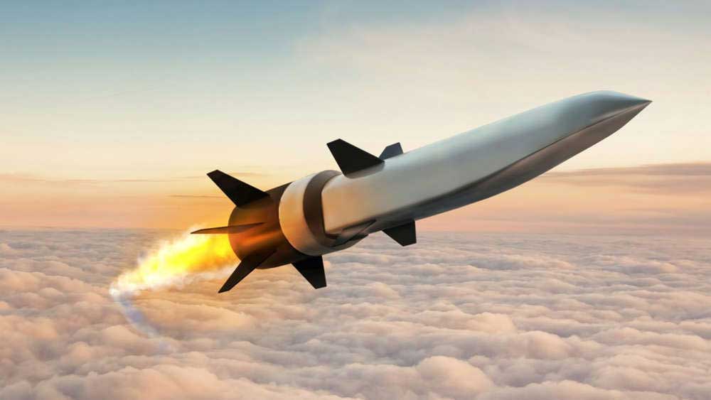 সাম্প্রতিক তথ্য বলছে, হাইপারসনিক অর্থাৎ শব্দের চেয়েও দ্রুতগামী ক্ষেপণাস্ত্র তৈরিতে জোর দিয়েছে চিন। লন্ডনের কিংস কলেজের অধ্যাপক জিনো লিওনির মতে, ‘পিছিয়ে’ আছে জেনে বেজিং অন্যান্য অস্ত্রের মতো ক্ষেপণাস্ত্র তৈরিতেও ‘বড়সড় লাফ’ দিতে চাইছে।