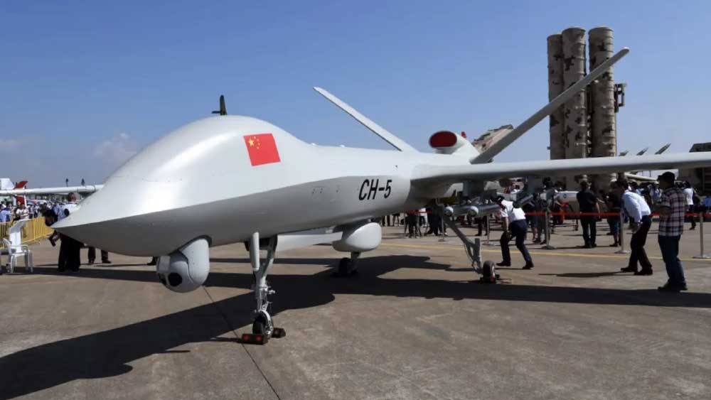 চিনের হাতে রয়েছে যুদ্ধজাহাজ ধ্বংসকারী ‘ক্যারিয়ার কিলার’ ক্ষেপণাস্ত্র। যুদ্ধে নৌবহর ধ্বংস করতে ওই ধরনের ক্ষেপণাস্ত্র কার্যকরী বলেই যুদ্ধবিশারদদের মত।