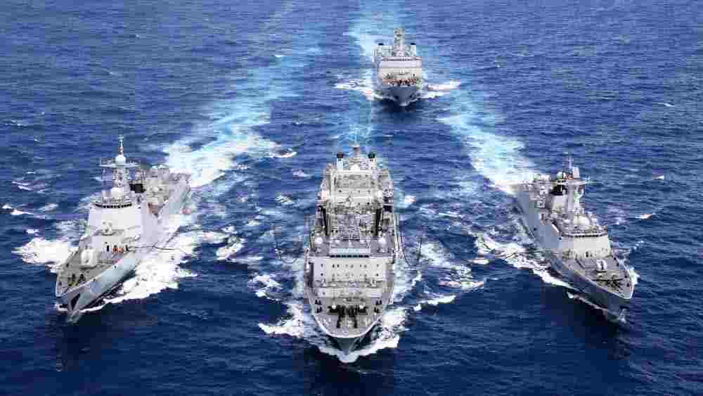 বিশেষজ্ঞদের ধারণা, ২০৪০ সালের মধ্যে চিনা নৌবহরের আকার আরও ৪০ শতাংশ বাড়বে। চিনের বিস্তীর্ণ অংশ জুড়ে রয়েছে জলসীমা। সে কারণেই নৌবহরের আয়তন বৃদ্ধিতে বিশেষ জোর দিয়েছে বেজিং। ছোট-বড় নানা আকারের নৌবহর রয়েছে চিনের হাতে। রয়েছে আকাশ এবং জলে চলতে পারে এমন উভচর বিমান। রয়েছে নানা শ্রেণির ডুবোজাহাজ এবং বিমান নামার জন্য বিশেষ ধরনের যুদ্ধজাহাজ।