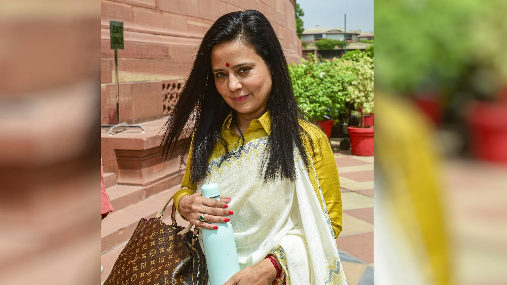 মহুয়ার সর্বক্ষণের সঙ্গী ওই মহার্ঘ ব্যাগটিও।