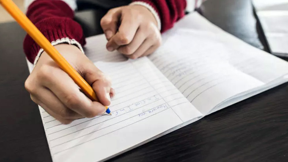 এক সময় নিম্নবিত্ত-প্রধান প্রান্তিক এলাকার ওই স্কুলে পড়ুয়াদের সংখ্যা দাঁড়ায় হাতেগোনা। রেখার কথায়, ‘‘আমি এই স্কুলে চাকরি শুরু করার সময় গোড়ার দিকে প্রথম শ্রেণিতে তিন-চার জন পড়ুয়া ছিল। সব মিলিয়ে স্কুলে মোট ২০ জন। তবে ২০১৪ সাল থেকে বন্ড চালু করায় পড়ুয়াদের সংখ্যা বাড়তে থাকে।’’