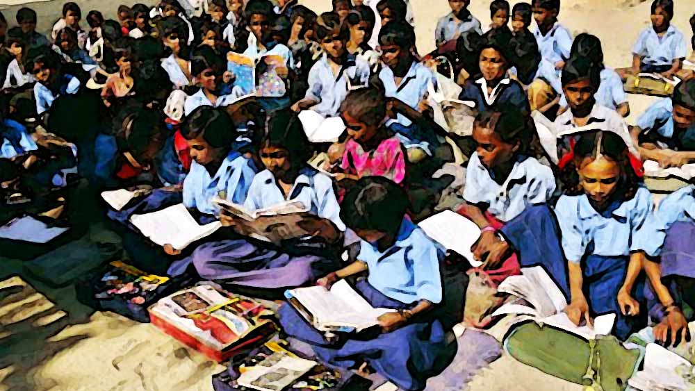 রেখা জানিয়েছেন, প্রতি বছর প্রথম শ্রেণিতে ভর্তি হওয়ার সময় প্রত্যেক ছাত্র-ছাত্রীকে হাজার টাকা মূল্যের বন্ড কিনে দেন তিনি। তাঁর কথায়, ‘‘স্কুলের বেশির ভাগ পড়ুয়াই গরিব ঘরের ছেলেমেয়ে। মা-বাবা দিনমজুরি করে সংসার চালান। ফলে দশমের পর বন্ডের টাকা পড়ুয়াদের কলেজের পড়াশোনায় কাজে লাগবে।’’