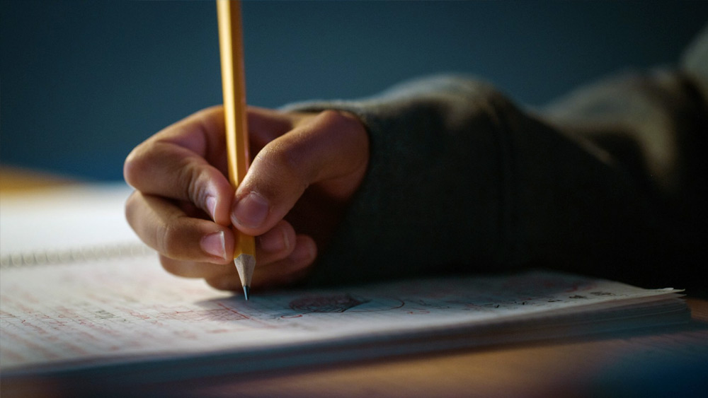 সংবাদমাধ্যমে রেখা বলেন, ‘‘আমি এবং আমার স্বামী, দু’জনেই সংসারের বহু টানাটানির মধ্যে পড়াশোনা করেছি। পড়াশোনার খরচ তুলতে অনেকের কাছ থেকে অর্থসাহায্য পেয়েছি। ফলে সরকারি চাকরি পাওয়ার পর গরিব পরিবারের পড়ুয়াদের সাহায্য করতে চেয়েছিলাম।’’