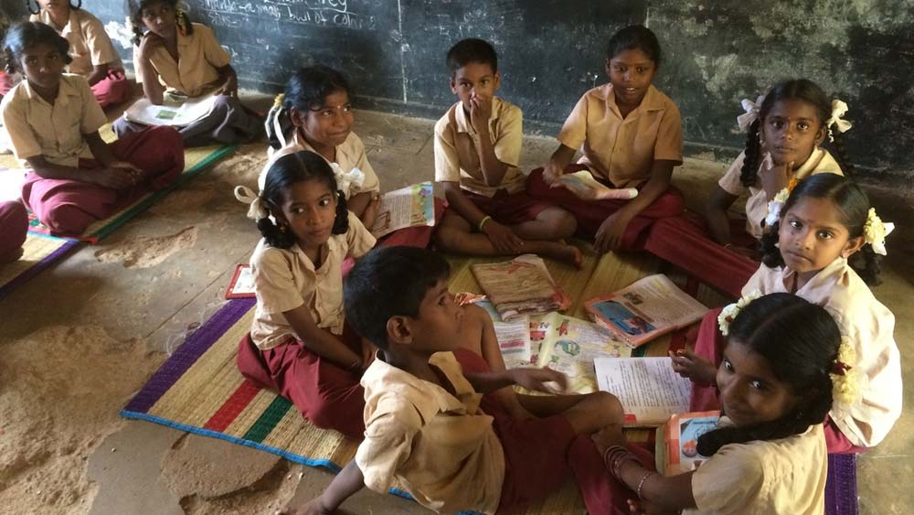 ৩৩ বছরের এই শিক্ষিকার প্রচেষ্টা কথা শুনে সাহায্যের হাত বাড়িয়ে দিয়েছেন সমাজের প্রভাবশালীরা। আগে পড়ুয়ারা স্কুলের মেঝেয় বসে পড়াশোনা করত। পরে স্থানীয় এক ব্যক্তি ২৫,০০০ টাকা অনুদান দেওয়ায় তাদের জন্য টেবিল-বেঞ্চ কেনা হয়েছে। 