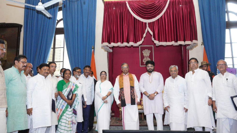 বদলে গেল মমতা বন্দ্যোপাধ্যায়ের মন্ত্রিসভা। তৃণমূল তৃতীয় বার ক্ষমতায় আসার পরে এই প্রথম এই মাপের রদবদল দেখা গেল মন্ত্রিসভায়।