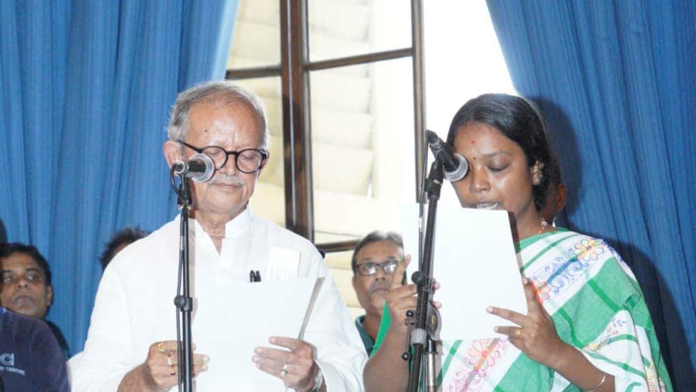  নতুন সাত মন্ত্রীকে বুধবার শপথবাক্য পাঠ করান রাজ্যপাল লা গণেশন। সেই সঙ্গে স্বাধীন দায়িত্বপ্রাপ্ত হিসাবে শপথ নেন প্রতিমন্ত্রী বীরবাহা হাঁসদা।