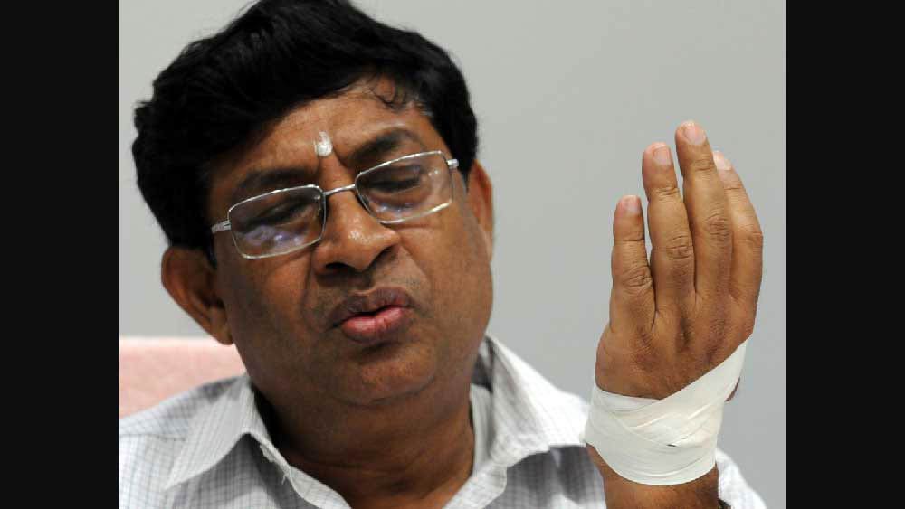 ইডির হাতে গ্রেফতার হওয়া পার্থ চট্টোপাধ্যায়কে মন্ত্রিত্ব থেকে আগেই সরিয়েছিলেন মমতা। এ বার সেচ দফতরের পূর্ণমন্ত্রী থাকা সৌমেন মহাপাত্রকেও সরালেন। তাঁকে আগেই সাংগঠনিক দায়িত্ব দেওয়া হয়েছে।