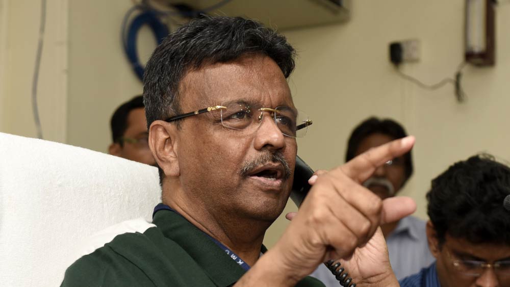 ফিরহাদ হাকিমের দায়িত্ব কমল। বাদ গেল আবাসন ও পরিবহণ দফতর। রইল শুধু পুর ও নগরোন্নয়ন। আবাসন পেলেন অরূপ বিশ্বাস। পরিবহণ দফতরের দায়িত্ব পেলেন নতুন মন্ত্রী স্নেহাশিস চক্রবর্তী।