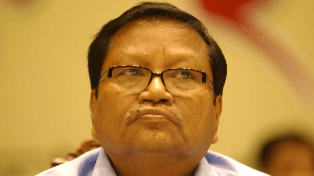 আদালতের নির্দেশে মেয়ের চাকরি যাওয়ার পরে চাপেই ছিলেন পরেশ অধিকারী। মন্ত্রিসভা থেকে বাদও গেলেন। তাঁর জায়গায় শিক্ষা প্রতিমন্ত্রী হলেন সত্যজিৎ বর্মণ।