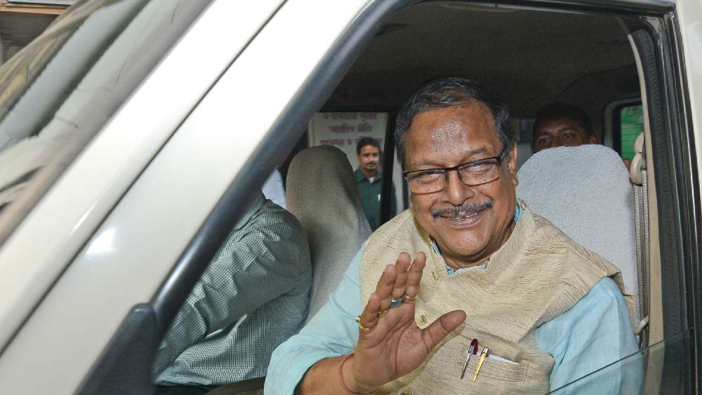  মলয় ঘটকের দায়িত্ব কমল। তিনি আইনমন্ত্রী থাকলেও চলে গিয়েছে পূর্ত দফতর। সেটি পেয়েছেন পুলক রায়। মলয়ের হাতে শ্রম দফতর এসেছে বেচারাম মান্নার কাছ থেকে। 