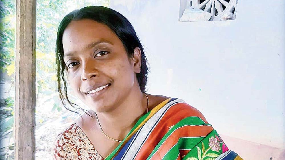 ক্রেতা সুরক্ষা দফতরের প্রতিমন্ত্রী থেকে বিরবাহা হাঁসদার পদোন্নতি হল। তিনি হলেন স্বনির্ভর গোষ্ঠী এবং বন দফতরের স্বাধীন দায়িত্বপ্রাপ্ত প্রতিমন্ত্রী।