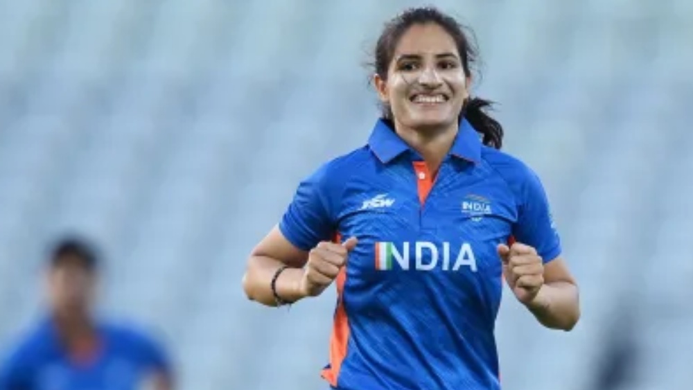 চার উইকেট নিলেন রেনুকা।