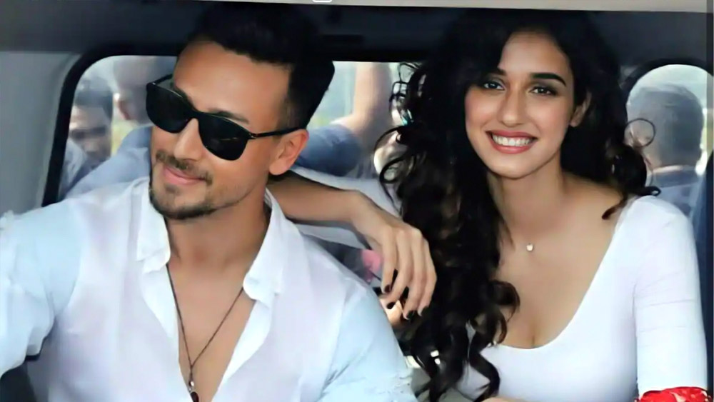 বর্তমানে টিনসেল নগরী বিয়ের আড়ম্বরে মেতে থাকলেও এরই মাঝে বিচ্ছেদ ঘটে টাইগার-দিশার। দীর্ঘ ছ’বছরের সম্পর্কে ছেদ পড়ায় বলিপাড়ায় তাঁদের নিয়ে গুঞ্জন ছড়িয়ে প়ড়েছে। জ্যাকি-পুত্রের সঙ্গে এত দিন একসঙ্গে থাকার পর কেন তাঁরা এই সিদ্ধান্ত নিলেন তা নিয়ে প্রশ্ন তুলেছেন অনেকেই।