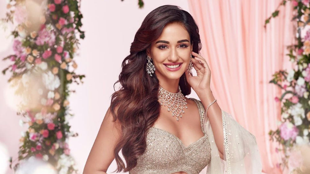 প্রতি মাসে ছ’টি বিজ্ঞাপনে কাজ করেন অভিনেত্রী। বিজ্ঞাপন পিছু তিনি দেড় কোটি টাকা পর্যন্ত উপার্জন করেন। ‘কেলভিন ক্লেইন’-এর ব্র্যান্ড অ্যাম্বাসাডর হিসাবে বহুল প্রচলিত হলেও ‘পেপসি’, ‘ম্যাক’, ‘অরেলিয়া’ প্রভৃতি ব্র্যান্ডের বিজ্ঞাপনেও অভিনেত্রী কাজ করেছেন।