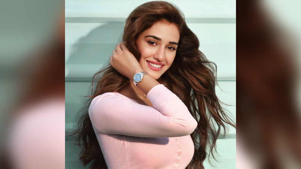 বলিউডে তাঁর প্রথম সিনেমার সাফল্যের পর মুম্বইয়ের বান্দ্রা এলাকায় পাঁচ কোটি টাকা মূল্যের একটি বিলাসবহুল বাড়ি কিনেছিলেন দিশা। মাঝেমধ্যেই তাঁর ছবিতে বান্দ্রার বাড়ির ঝলক দেখা যায়।