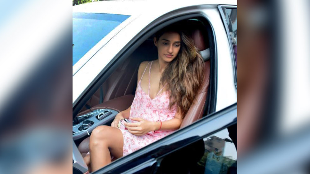 তা ছাড়া এই সংগ্রহে রয়েছে ৪৯.৯৩ লক্ষ টাকার মার্সিডিজ সি-২০০, ৬৫ লক্ষ টাকা মূল্যের জাগুয়ার এফ-পেস। তবে, অভিনেত্রী প্রথম কিনেছিলেন হন্ডা সিভিক গাড়িটি। বর্তমানে, ভারতীয় মুদ্রা অনুযায়ী, এই গাড়িটির মূল্য আনুমানিক ২২.৪৩ লক্ষ টাকা।