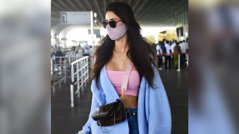 গাড়ি সংগ্রহ করা ছাড়াও তাঁর অন্য একটি শখ হল ডিজাইনার ব্যাগ ব্যবহার করা। পোশাকের সঙ্গে মানাবে এমন ডিজাইনার ব্যাগ ব্যবহার করেন তিনি। তাঁর কাছে একটি শ্যানেল ব্যাগ রয়েছে যার দাম পাঁচ লক্ষ টাকারও বেশি।