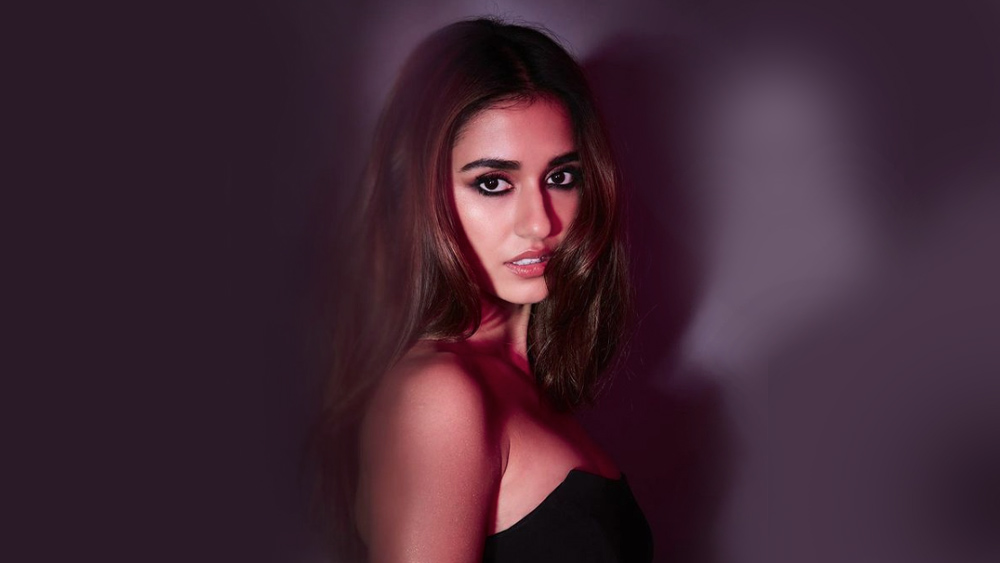 অভিনেত্রীর মাসিক উপার্জন এক কোটি টাকার কাছাকাছি। ফোর্বসের তথ্য অনুযায়ী, তাঁর উপার্জনের পরিমাণ প্রতি বছর ছয় শতাংশ হারে বৃদ্ধি পেতে থাকে।