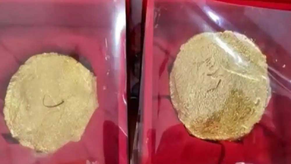 এই মিষ্টির মূল উপকরণ ঘি এবং ময়দা।