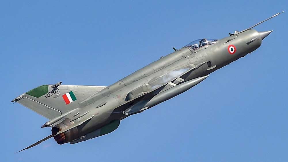 সোভিয়েত ইউনিয়ন থেকে মোট ৮৭৪টি মিগ-২১ কিনেছে ভারত। মস্কোর প্রযুক্তিগত সহায়তায় রাষ্ট্রায়ত্ত বিমান নির্মাণকারী সং‌স্থা ‘হিন্দুস্তান অ্যারোনটিক্যাল লিমিটেড’ (হ্যাল) বানিয়েছে ৬৫৭টি।